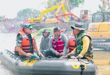 Walikota Medan, Bobby Nasution bersama KSAD, Jendral TNI Dudung Abdurachman saat menyusuri Sungai Deli