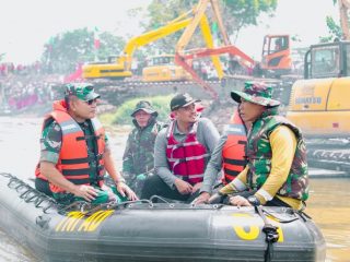 Walikota Medan, Bobby Nasution bersama KSAD, Jendral TNI Dudung Abdurachman saat menyusuri Sungai Deli