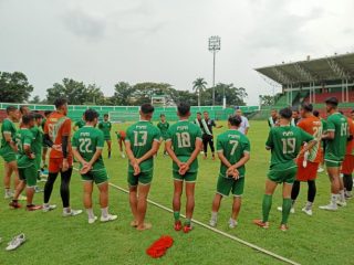 Seluruh perangkat PSMS Medan saat di Stadion Teladan, Medan
