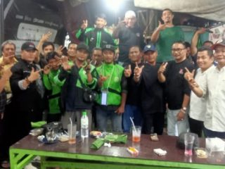 Pengurus Yayasan Zulkifli Nasution Al Amin dan DPD Grib Sumut menggelar bakti sosial bertajuk "Jumat Berbagi" kepada pengemudi ojek online (ojol) dengan memberikan sembako yang dipusatkan di sebuah warung kopi Jalan Walikota simpang Jalan Mongonsidi, MEDAN, Jumat (29/9/2023).