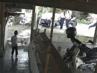 Seorang siswa SD di Padang, Sumatera Barat, tertimpa tembok saat berwudu. Siswa itu dilaporkan tewas karena peristiwa itu.