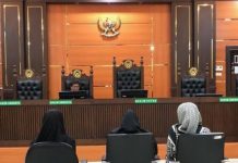 Tiga wanita yang mencekoki minuman keras (miras) berjenis soju pada seekor kucing di salah satu kos di Padang, Sumatera Barat (Sumbar) menjalani sidang perdana di Pengadilan Negeri (PN) Padang, hari ini.