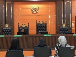 Tiga wanita yang mencekoki minuman keras (miras) berjenis soju pada seekor kucing di salah satu kos di Padang, Sumatera Barat (Sumbar) menjalani sidang perdana di Pengadilan Negeri (PN) Padang, hari ini.