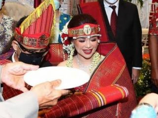 Etnik Batak Toba di Sumatera Utara memiliki ciri khas dalam menjalankan upacara adat, salah satunya, Sulang-sulang Pahompu. Generasi muda masa kini mungkin jarang mendengar upacara pengukuhan adat pernikahan tersebut.