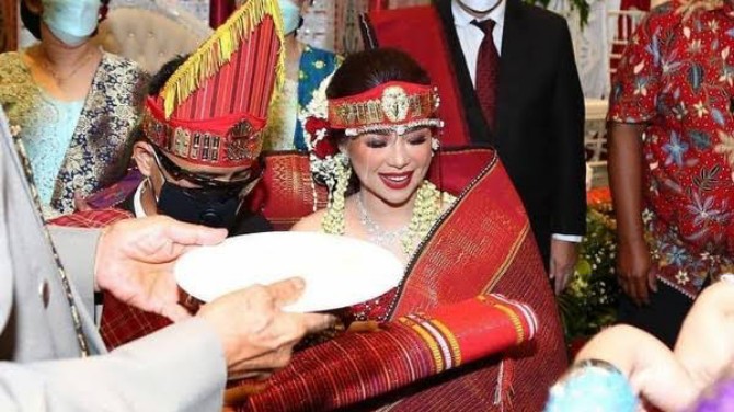 Etnik Batak Toba di Sumatera Utara memiliki ciri khas dalam menjalankan upacara adat, salah satunya, Sulang-sulang Pahompu. Generasi muda masa kini mungkin jarang mendengar upacara pengukuhan adat pernikahan tersebut.