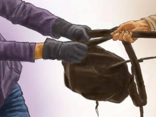 Seorang personel kepolisian menjadi korban penjambretan saat hendak menuju ke rumahnya di Kecamatan Medan Denai, Kota Medan. Kalung emasnya raib dibawa satu pelaku yang kabur. Sementara satu pelaku lainnya dimassa.