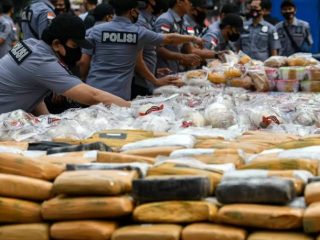 Tim Patroli Perintis Presisi Sat Samapta Polrestabes Medan menemukan 23 bungkus ganja tak bertuan di pinggiran Kanal Deli Tua, Sumatera Utara, Minggu.