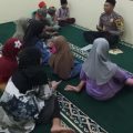 Personel Bhabinkamtibmas Polres Nias Selatan Briptu Mufitur Rahman Siregar nyambi menjadi guru ngaji di sela-sela kesibukannya. Mufitur mengajari sejumlah anak mengaji di Masjid Taqwa, Kelurahan Pasar Teluk Dalam, Nias Selatan.