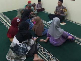 Personel Bhabinkamtibmas Polres Nias Selatan Briptu Mufitur Rahman Siregar nyambi menjadi guru ngaji di sela-sela kesibukannya. Mufitur mengajari sejumlah anak mengaji di Masjid Taqwa, Kelurahan Pasar Teluk Dalam, Nias Selatan.