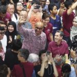 Mantan Wakil Perdana Menteri Tharman Shanmugaratnam resmi menjadi Presiden Singapura usai memenangkan suara terbanyak dalam pilpres Jumat (1/9).