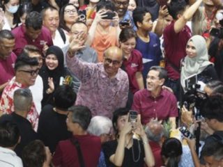 Mantan Wakil Perdana Menteri Tharman Shanmugaratnam resmi menjadi Presiden Singapura usai memenangkan suara terbanyak dalam pilpres Jumat (1/9).