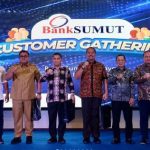 Direksi Bank Sumut dan Nasabah Berfoto Bersama dalam acara Customer Gathering Bank Sumut.(ist)