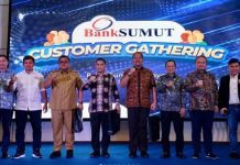 Direksi Bank Sumut dan Nasabah Berfoto Bersama dalam acara Customer Gathering Bank Sumut.(ist)