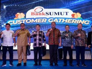 Direksi Bank Sumut dan Nasabah Berfoto Bersama dalam acara Customer Gathering Bank Sumut.(ist)