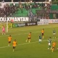 Pemain PSMS saat ingin melepaskan tembakan ke arah gawang PSDS ketika kedua tim bertemu di Stadion Teladan Medan, Minggu (1/10/2023). Dalam laga tersebut PSMS Medan menang 3-1.foto:reza/kaldera.id