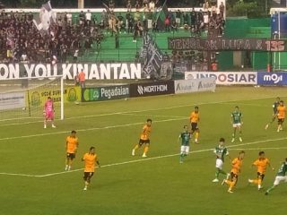 Pemain PSMS saat ingin melepaskan tembakan ke arah gawang PSDS ketika kedua tim bertemu di Stadion Teladan Medan, Minggu (1/10/2023). Dalam laga tersebut PSMS Medan menang 3-1.foto:reza/kaldera.id