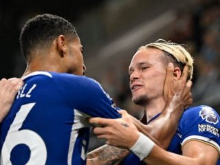 Pemain Chelsea merayakan gol ke gawang Fulham. Dalam laga ini Chelsea menang 2-0.foto:reuters