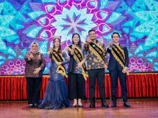 Walikota Medan, Bobby Nasution didampingi Ketua TP PKK Kota Medan, Kahiyang Ayu berfoto bersama dengan Duta Genre Kota Medan