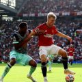 Pemain MU dan Brentford saling berebut bola ketika kedua tim bertemu di Stadion Old Trafford, Sabtu (7/10/2023). Dalam laga tersebut MU menang 2-1.Foto:Reuters