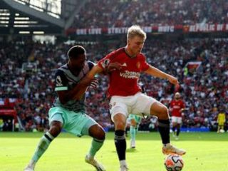 Pemain MU dan Brentford saling berebut bola ketika kedua tim bertemu di Stadion Old Trafford, Sabtu (7/10/2023). Dalam laga tersebut MU menang 2-1.Foto:Reuters