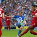 Pemain Brighton melepaskan tembakan ke arah gawang Liverpool ketika kedua tim bertemu di Stadion Falmer, Minggu (8/10/2023).Kedua tim bermain imbang 2-2.foto:reuters