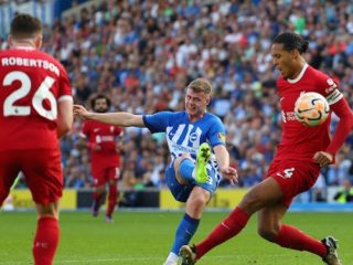 Pemain Brighton melepaskan tembakan ke arah gawang Liverpool ketika kedua tim bertemu di Stadion Falmer, Minggu (8/10/2023).Kedua tim bermain imbang 2-2.foto:reuters