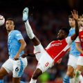Pemain Arsenal berusaha mengambil bola saat melawan Man City dalam lanjutan Liga Inggris, Minggu (8/10/2023). Dalam laga tersebut Arsenal menang 1-0. Foto:Reuters