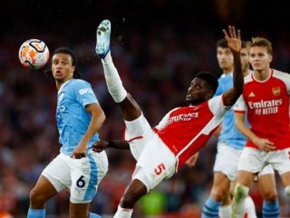 Pemain Arsenal berusaha mengambil bola saat melawan Man City dalam lanjutan Liga Inggris, Minggu (8/10/2023). Dalam laga tersebut Arsenal menang 1-0. Foto:Reuters