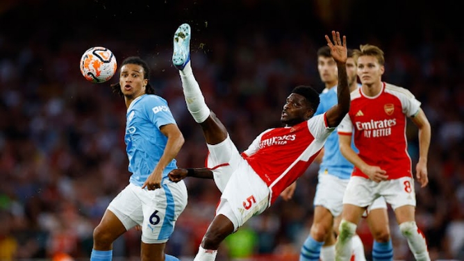Pemain Arsenal berusaha mengambil bola saat melawan Man City dalam lanjutan Liga Inggris, Minggu (8/10/2023). Dalam laga tersebut Arsenal menang 1-0. Foto:Reuters
