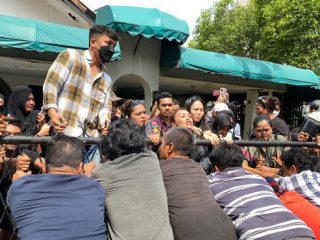 Proses eksekusi bangunan rumah tempat yang dilakukan PN Medan di Jalan DI Panjaitan No 147, Kecamatan Medan Baru, Senin (9/10/2023) berlangsung ricuh.