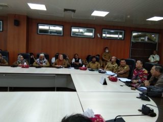 Ketua DPRD Medan, Hasyim dan Wong Cun Sen ketika menerima perwakilan guru honorer di DPRD Medan