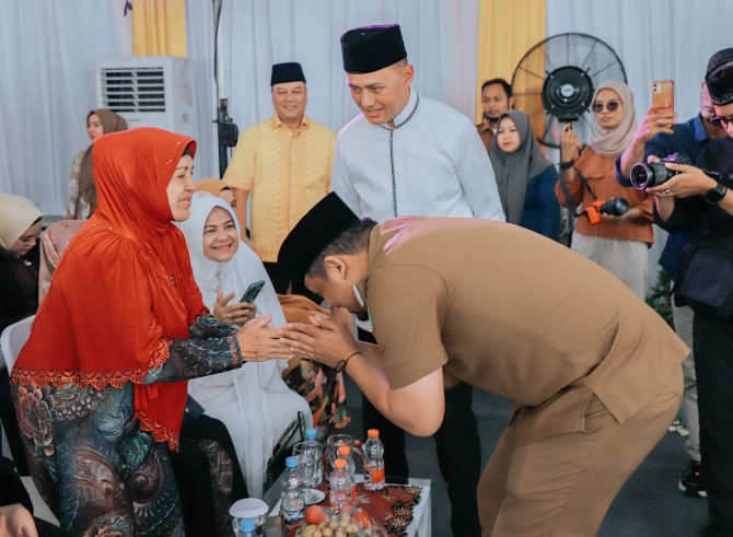 Walikota Medan, Bobby Nasution saat menghadiri Pesantren Sulaimaniyah Haji Anif, Selasa (10/10/2023)