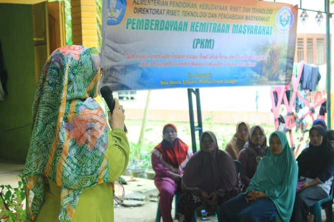 Tim Dosen PKM Unimed saat memberikan sambutan di acara optimalisasi pelepah kelapa sawit untuk peningkatan ekonomi masyarakat  Desa Bulungihit Kecamatan Merbau Kabupaten Labuhanbatu Utara.