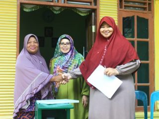 Tim PKM Unimed menyerahkan alat bantuan kepada masyarakat Desa Bulungihit untuk mengoptimalkan pelepah daun kelapa sawit.