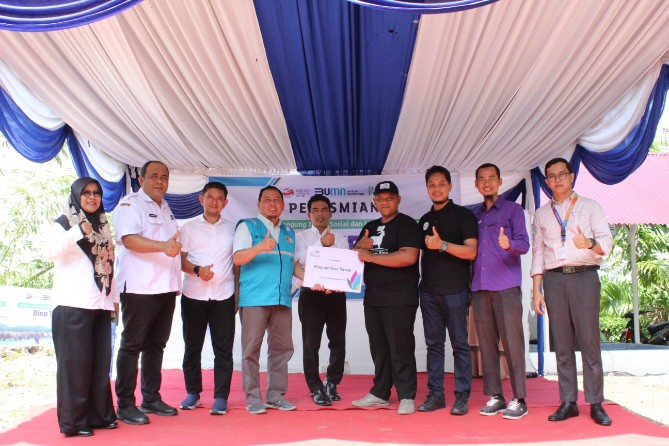 PT PLN Unit Induk Distribusi (UID) Sumatera Utara (Sumut) bersama mitra program Baitulmaal Muamalat (BMM) Sumut resmikan program Tanggung Jawab Sosial dan Lingkungan (TJSL) di dua titik lokasi yang berada di Sumut, Kamis (12/10)