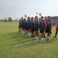 Pelatih PSMS Medan, Miftahudin Mukson saat memberikan arahan kepada anak asuhnya