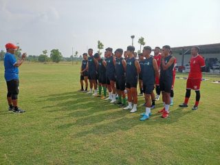 Pelatih PSMS Medan, Miftahudin Mukson saat memberikan arahan kepada anak asuhnya