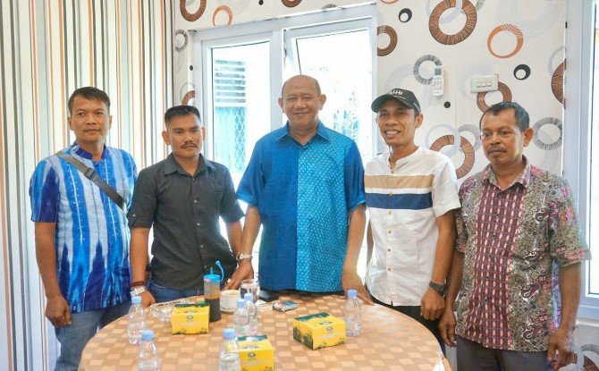 Plt Bupati Langkat, Syah Afandin bersama Pengurus KTH Nipah Desa Kwala Serapuh