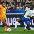 Pendukung timnas Belanda tertunduk lesu setelah tim pujaannya dipermalukan timnas Perancis dalam kualifikasi Piala Eropa 2024 Grup B di Amsterdam Arena, Sabtu (13/10/2023).