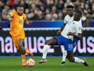 Pendukung timnas Belanda tertunduk lesu setelah tim pujaannya dipermalukan timnas Perancis dalam kualifikasi Piala Eropa 2024 Grup B di Amsterdam Arena, Sabtu (13/10/2023).