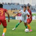 Penyerang PSMS, M Souza berusaha melewati pemain PSPS Riau. Dalam laga ini kedua tim bermain imbang 1-1