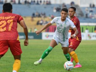 Penyerang PSMS, M Souza berusaha melewati pemain PSPS Riau. Dalam laga ini kedua tim bermain imbang 1-1