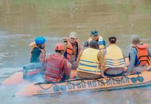 Walikota Medan, Bobby Nasution saat melakukan susur Sungai Deli memantau kegiatan gotong royong massal, Senin (16/10/2023)