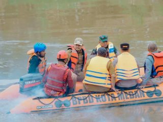 Walikota Medan, Bobby Nasution saat melakukan susur Sungai Deli memantau kegiatan gotong royong massal, Senin (16/10/2023)