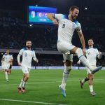 Kapten Kesebelasan Inggris, H Kane melakukan selebrasi usai mencetak gol ke gawang Italia