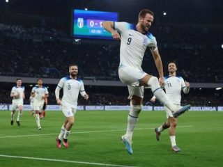 Kapten Kesebelasan Inggris, H Kane melakukan selebrasi usai mencetak gol ke gawang Italia