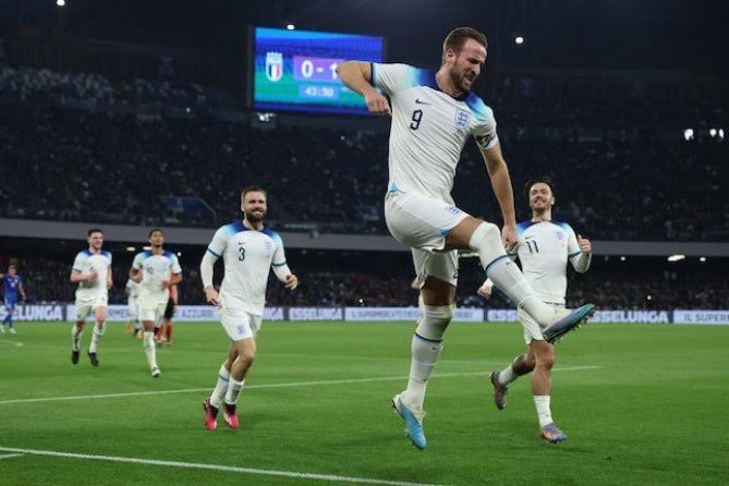 Kapten Kesebelasan Inggris, H Kane melakukan selebrasi usai mencetak gol ke gawang Italia