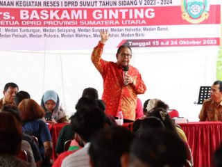 Ketua DPRD Sumatera Utara, Baskami Ginting menerima keluhan warga terkait langkanya pasokan air bersih di kawasan Jalan Vanili, Simalingkar.