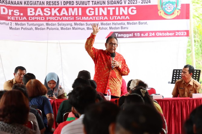 Ketua DPRD Sumatera Utara, Baskami Ginting menerima keluhan warga terkait langkanya pasokan air bersih di kawasan Jalan Vanili, Simalingkar.