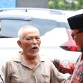 Ketua DPRD Sumatera Utara Baskami Ginting, mendengar keluhan para wanita lanjut usia (Lansia), terkait bantuan pemerintah untuk para warga lansia.